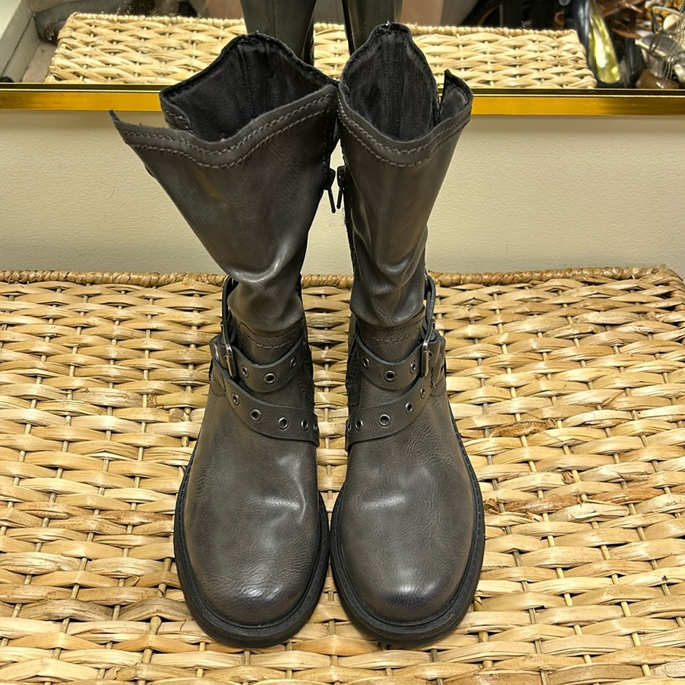 NEW Zodiac gray leather boots. Size 8